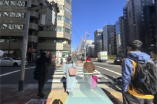 ファミリーマートさんが向かいに見えます。横断歩道を渡り、直進します。