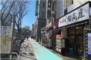 地上(C5)に出て、日高屋さんを右手に直進します。