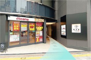 こちらが入口です。エレベーターで 8F 受付にお越しください。